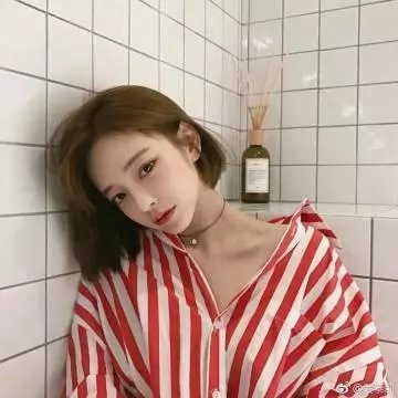 海边的白房子海报
